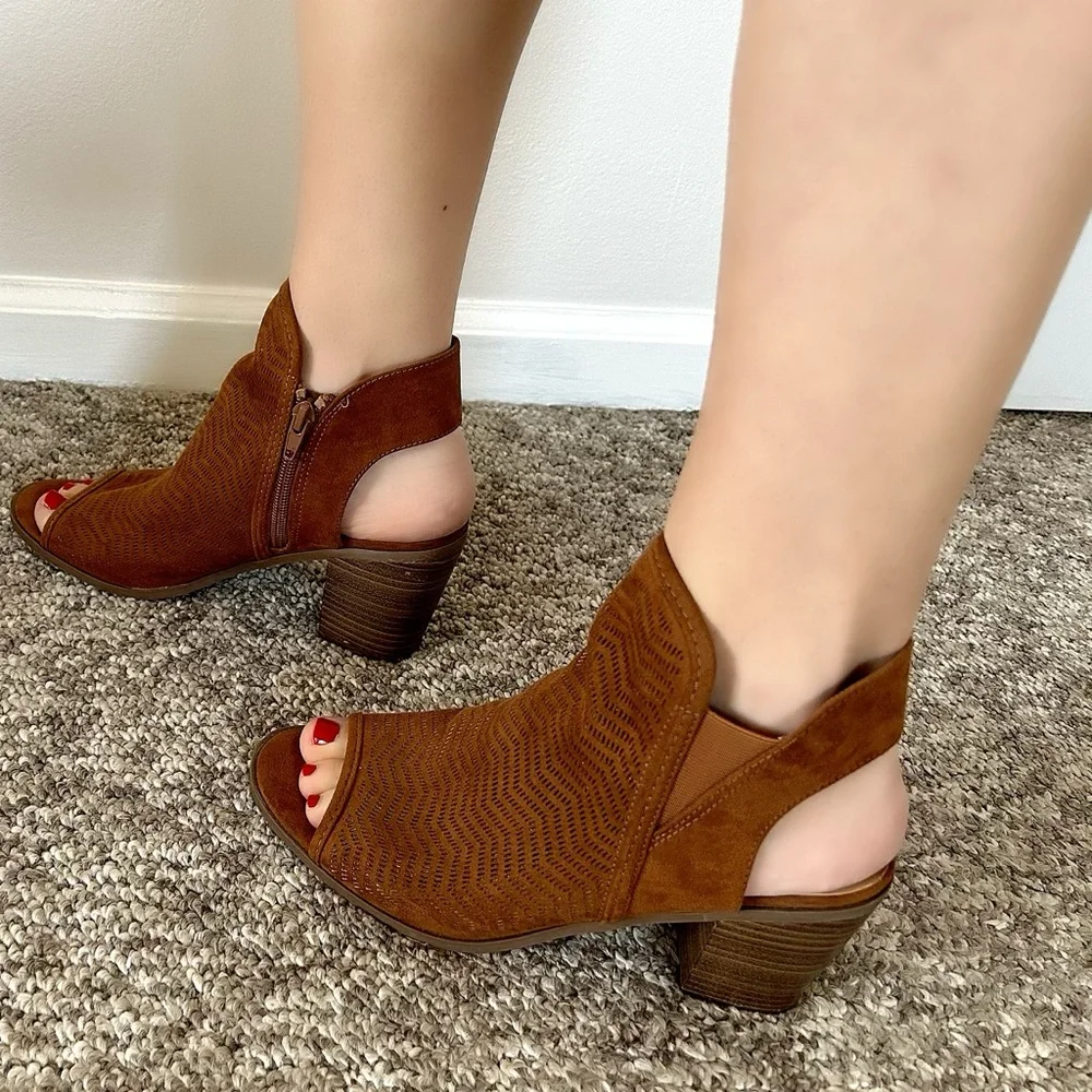 Heels - Picture 4 of 4
